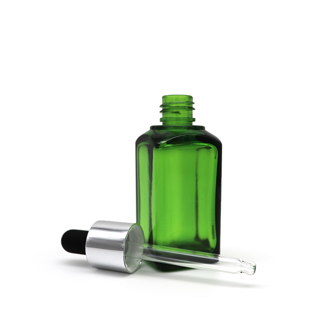 Hochwertige, gr&uuml;ne quadratische PETG-Kunststoffflasche mit Glastropfer
