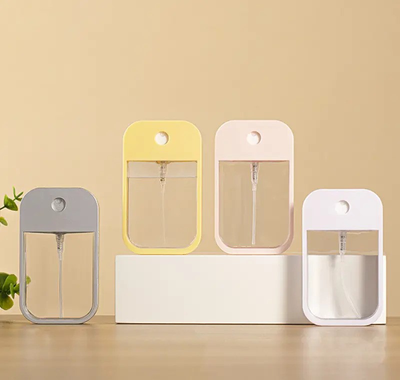 កាតឥណទានផ្ទះល្វែងតូច ដបទឹកស្អាត ដែលអាចបំពេញបាន។